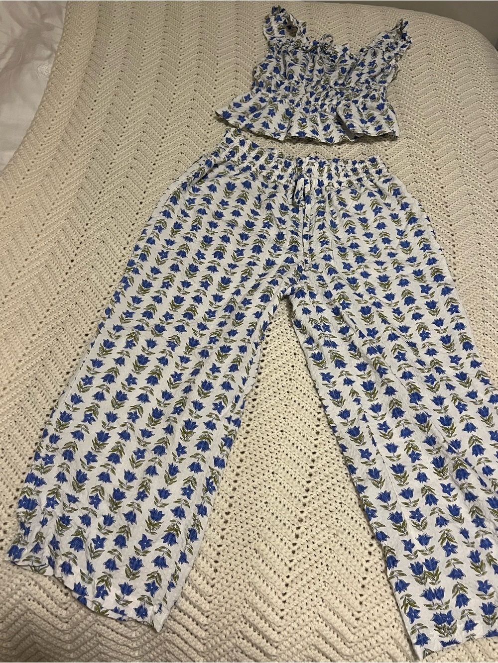 Auden White Wide-Leg Pants and Smocked Crop Top with Blue Floral Print